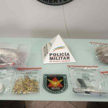 PM prende dupla por porte ilegal de arma e encontra 3 kg de ‘pedras de fel’ - PMMG / Divulgação