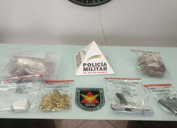 Suspeitos estavam em caminhonete sem placa quando foram abordados pela polícia -  (crédito: PMMG / Divulgação)