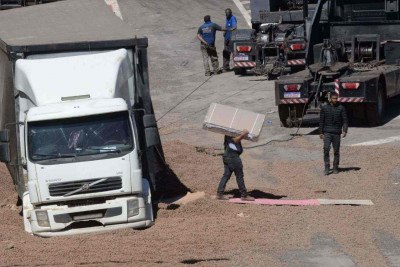Foi feita a retirada da carga do baú do caminhão para que o veículo ficasse mais leve e, assim, facilitasse a remoção -  (crédito: Túlio Santos/EM/D.A Press)