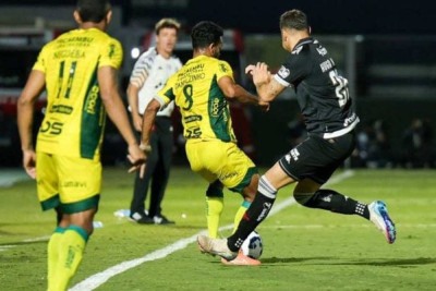 O Vasco lutou e chegou a abrir 2 a 0 contra o Mirassol, mas a defesa vacilou e permitiu mais um resultado negativo no Brasileirão. Confira como atuaram os jogadores do Cruz-Maltino neste sábado, pela 18ª rodada. (Foto: JP Pinheiro/Agência Mirassol) -  (crédito: (Foto: JP Pinheiro/Agência Mirassol))