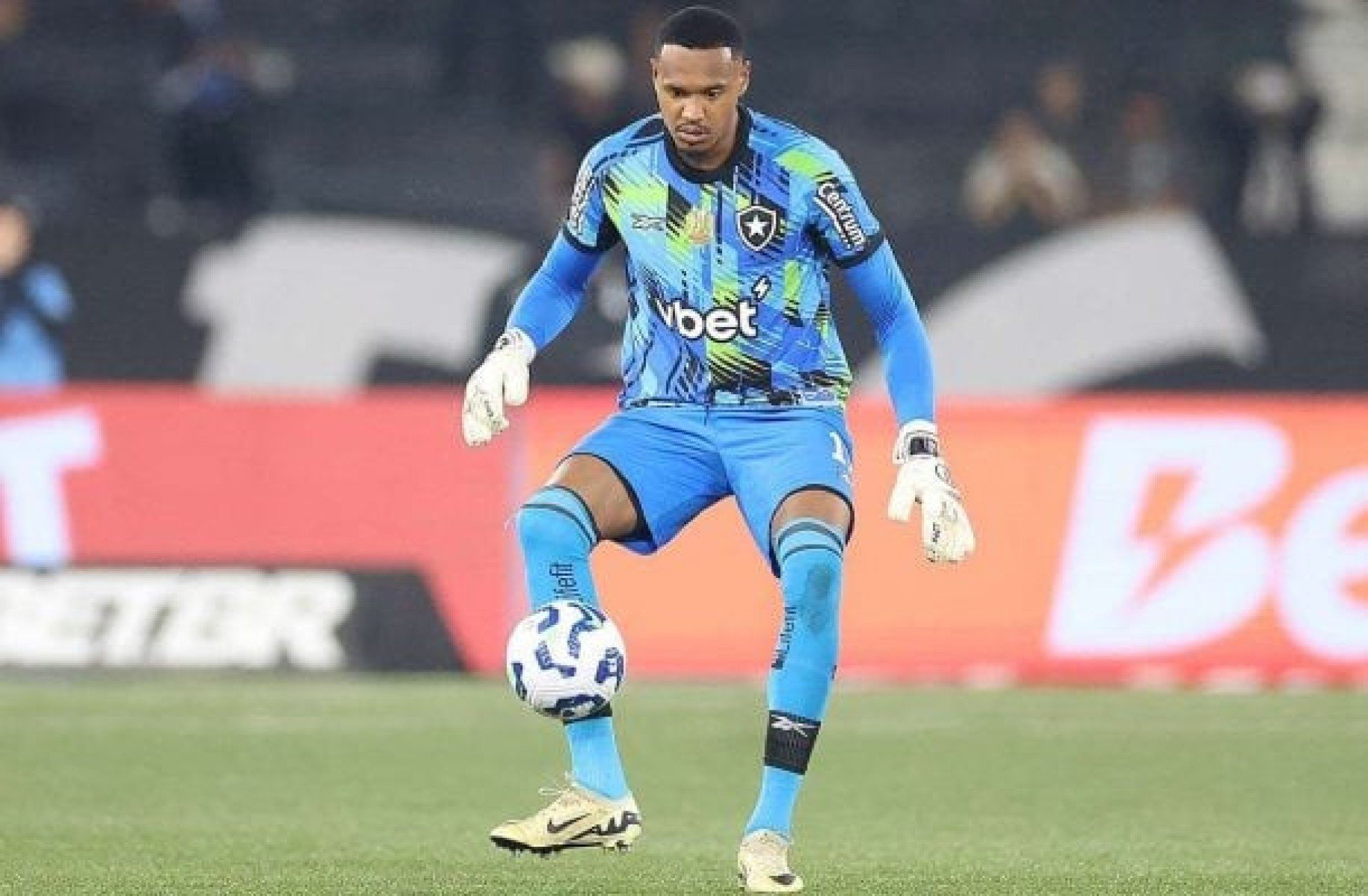 John manifesta desejo em atuar na Inglaterra, e Botafogo recebe oferta