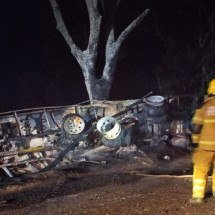 Motorista morre carbonizado após tombamento de caminhão - CBMMG