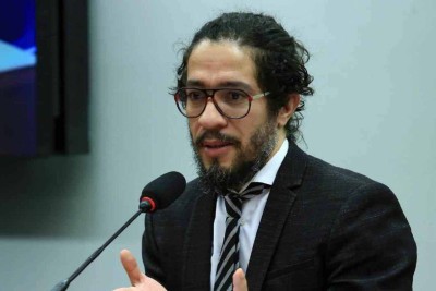 Ex-deputado federal Jean Wyllys foi ao evento lançar o livro 'O Anonimato dos Afetos Escondidos' -  (crédito: Michel Jesus/Câmara dos Deputados)