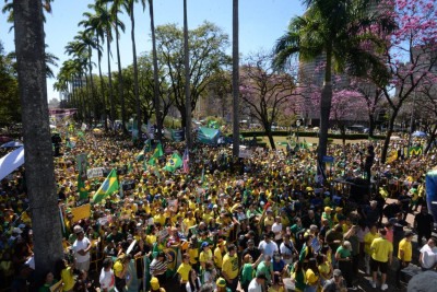 Manifestação pela anistia de Bolsonaro reúne multidão na Praça da Liberdade neste domingo (03/08) -  (crédito: Túlio Santos/EM/D.A Press)