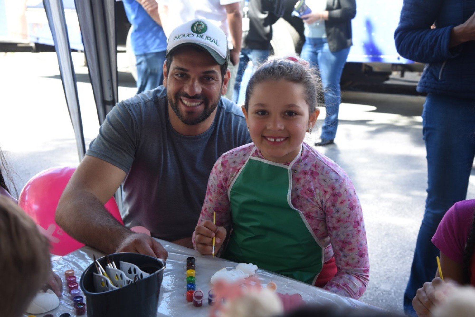 O jornalista Helton Gonzaga e a filha Luiza, na festa. A menina adorou a pintura em gesso