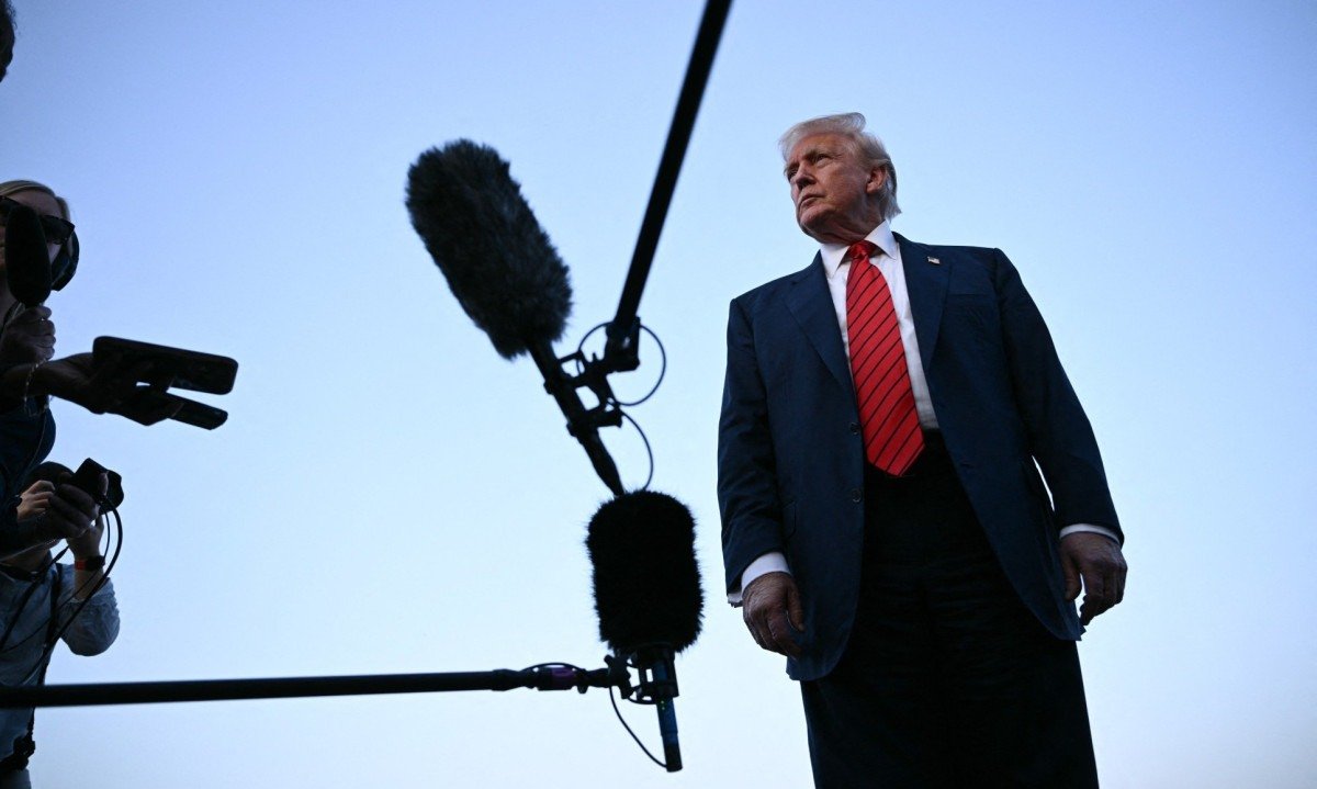  Presidente dos EUA, Donald Trump, fala com jornalistas no Aeroporto Internacional de Lehigh Valley, em Allentown, Pensilvânia -  (crédito: Brendan SMIALOWSKI / AFP)