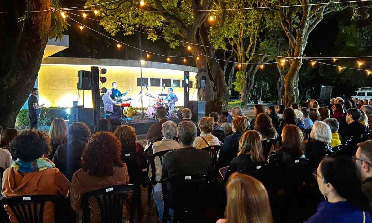 Público prestigiou apresentação de jazz ao ar livre -  (crédito: Bernardo Oliveira/Divulgação)