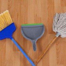 Qual a vassoura ideal para cada tipo de piso? Evite arranhões e desgaste - Wavebreakmedia de Getty Images