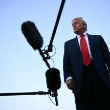 Trump pode distribuir dinheiro do tarifaço para os pobres dos EUA - Brendan SMIALOWSKI / AFP
