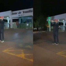 Trompetista toca marcha fúnebre na casa de Bolsonaro