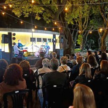 Mesmo com o frio, multidão lotou os jardins da Casa Fiat para ouvir jazz - Bernardo Oliveira/Divulgação