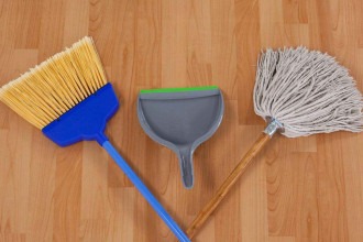 Qual a vassoura ideal para cada tipo de piso? Evite arranhões e desgaste