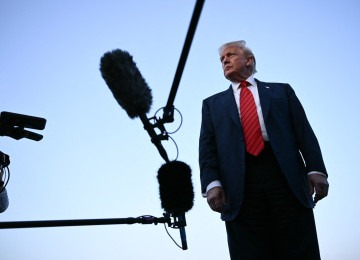  Presidente dos EUA, Donald Trump, fala com jornalistas no Aeroporto Internacional de Lehigh Valley, em Allentown, Pensilvânia -  (crédito: Brendan SMIALOWSKI / AFP)