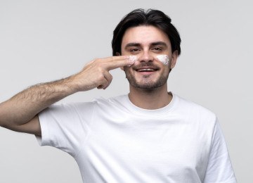 Homens em diferentes faixas etárias têm interesses diferentes quando o assunto é beleza e autocuidado -  (crédito:  Andrii Rakov / FreePik)