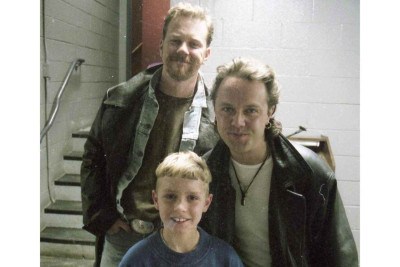  James Hetfield e Lars Ulrich, do Metallica, com menino desconhecido -  (crédito: Vincent Pugliese / Facebook)