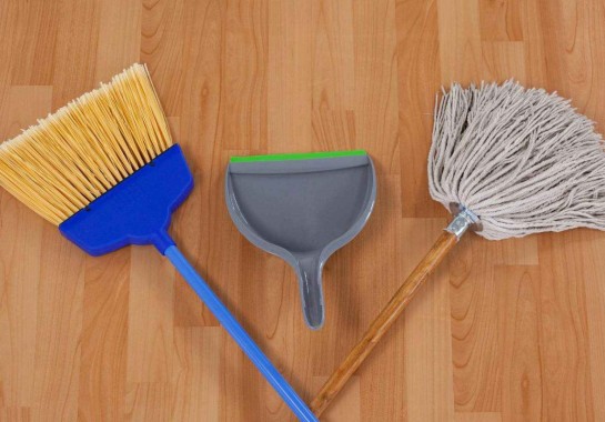 Qual a vassoura ideal para cada tipo de piso? Evite arranhões e desgaste