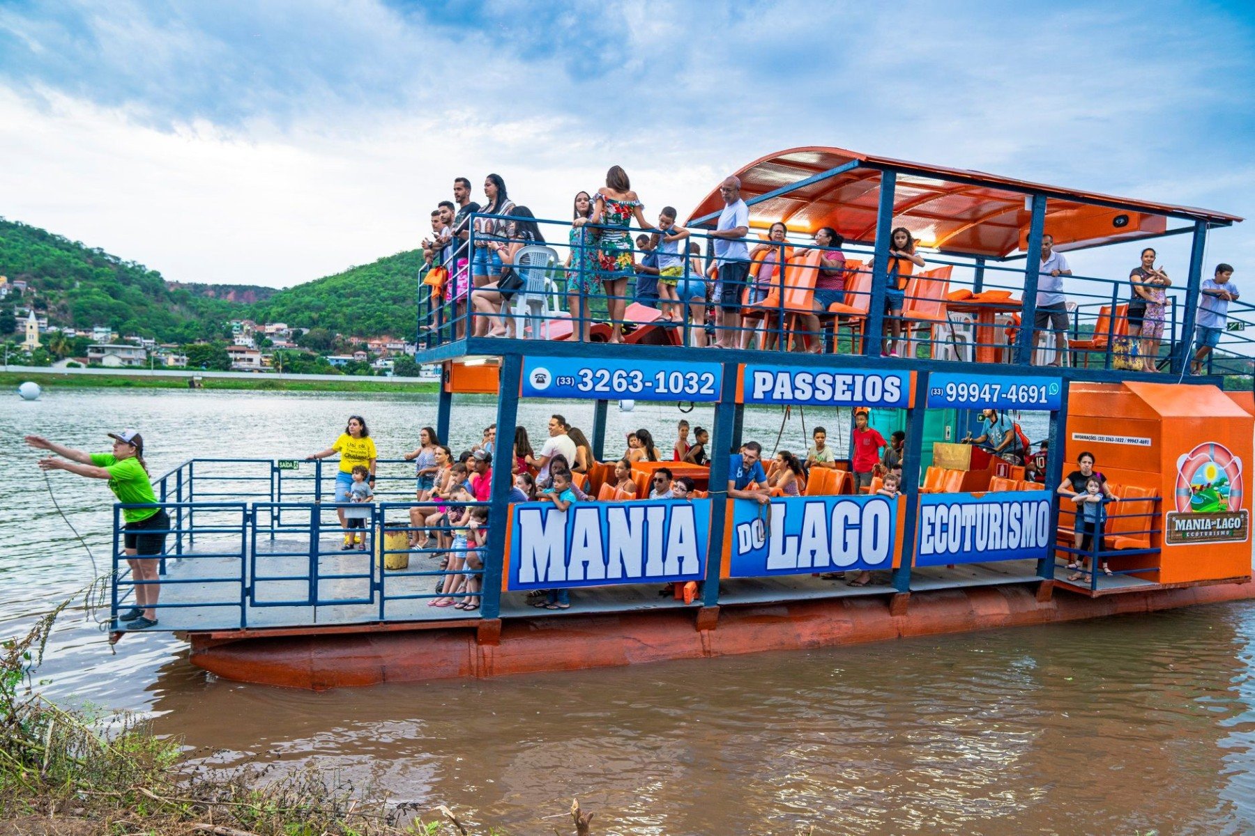 Turistas podem fazer um relaxante de passeio de chalana pelo lago, em Resplendor