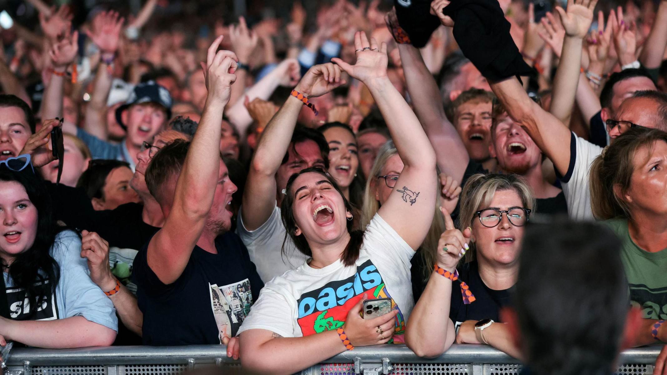 Homem morre em queda durante show do Oasis em Londres - BBC