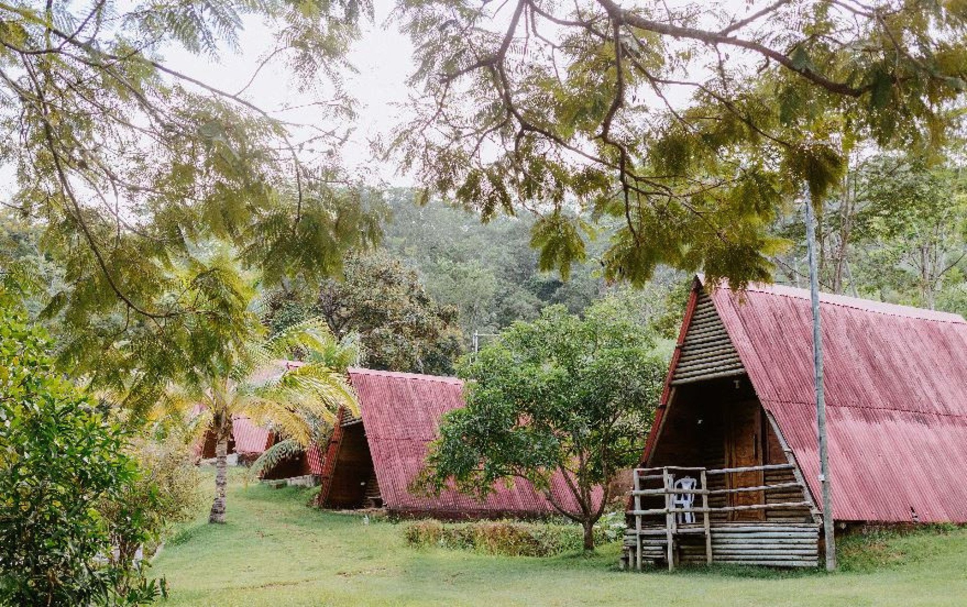 No sítio da Mania do Lago, os visitantes encontram chalés rústicos, cachoeiras, piscina e uma vasta área verde