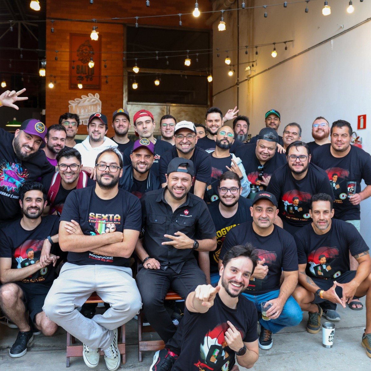 Retrogamers celebram a nostalgia e o espírito de comunidade após as partidas.