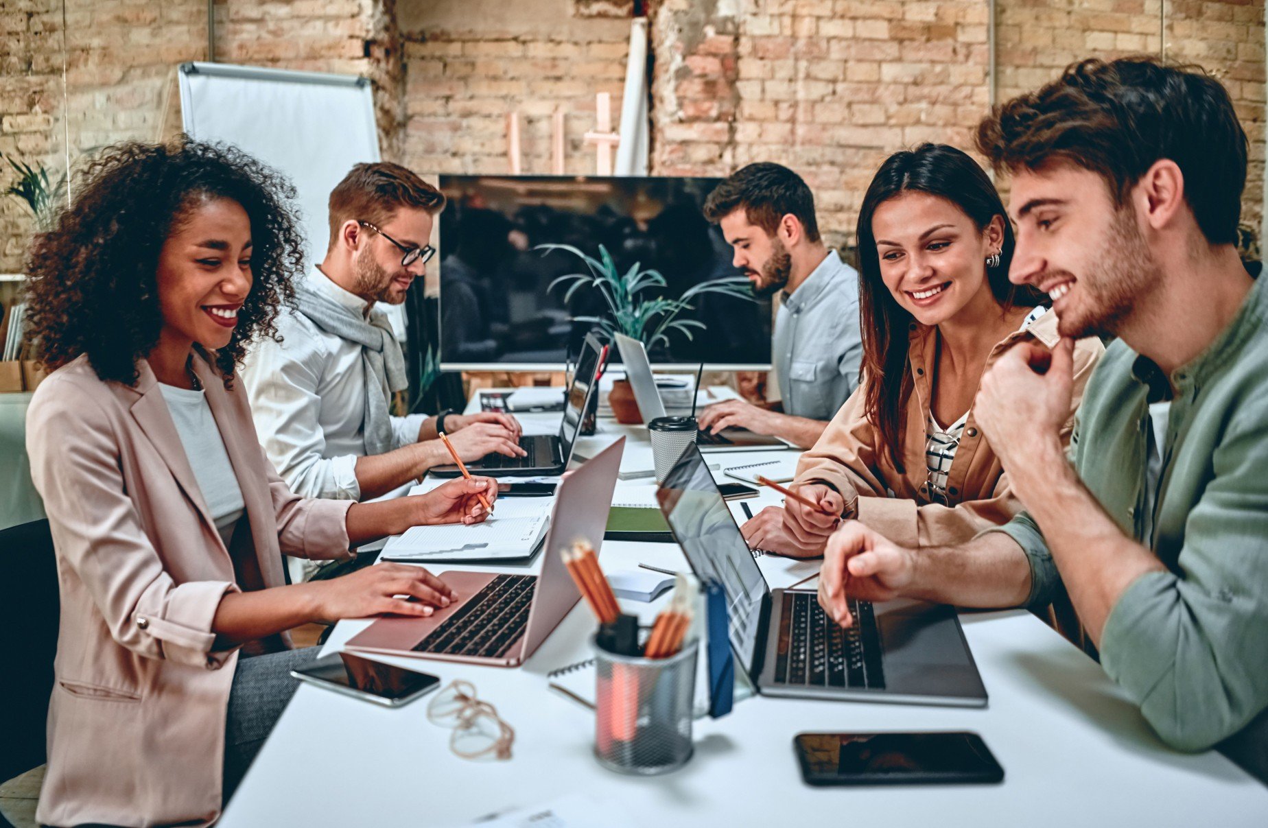 Smart workspaces otimizam tarefas e colaboração corporativa - DINO