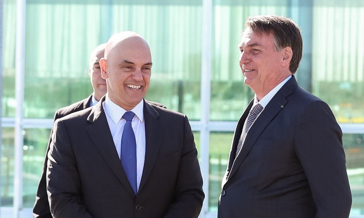Alexandre de Moraes (esq.) e Jair Bolsonaro sorriem em encontro em agosto de 2019
     -  (crédito:  Marcos Correa/PR)