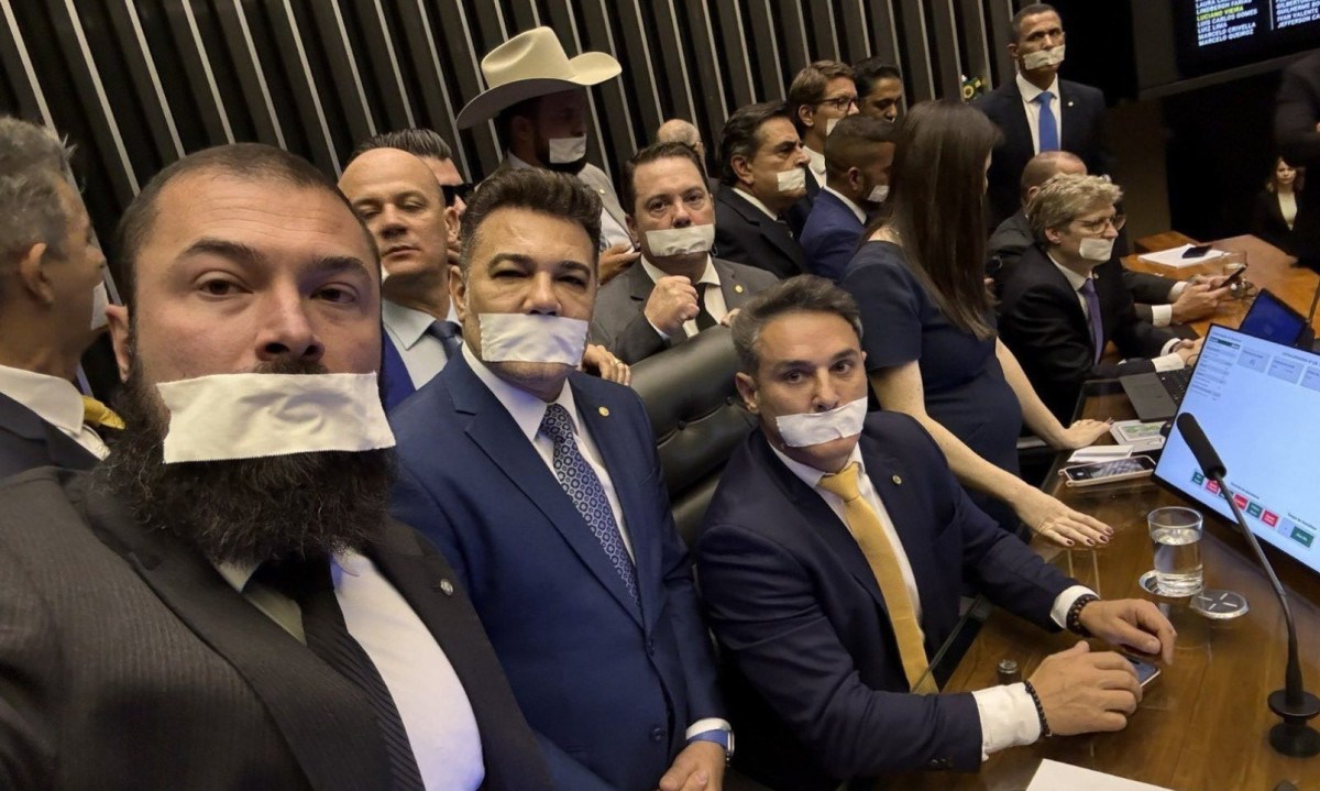 Protesto de parlamentares ocorre após Moraes decretar a prisão domiciliar do ex-presidente Jair Bolsonaro (PL) - (crédito: Reprodução/Redes Sociais) Protesto de parlamentares ocorre após Moraes decretar a prisão domiciliar do ex-presidente Jair Bolsonaro (PL) - (crédito: Reprodução/Redes Sociais)