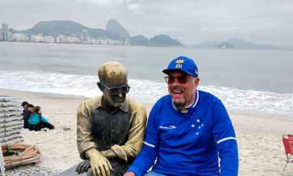 Márcio Chaves, o Nandão, ao lado da estátua de Carlos Drummond de Andrade, em Copacabana, no Rio de Janeiro - (crédito: Arquivo pessoal/Gustavo Nolasco) Márcio Chaves, o Nandão, ao lado da estátua de Carlos Drummond de Andrade, em Copacabana, no Rio de Janeiro - (crédito: Arquivo pessoal/Gustavo Nolasco)