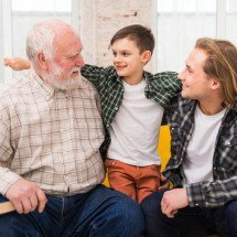 O papel dos filhos na saúde emocional dos pais idosos - FreePik