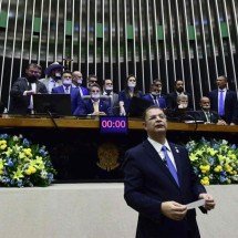 Em clima de guerra, oposição fala em ‘pacote de paz’ e ocupa mesa diretora da Câmara