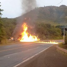 MG: BR-040 é liberada sete horas após acidente com caminhão-tanque - Reprodução/Redes sociais