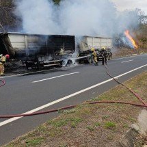 MG: carreta pega fogo na BR-050, em Uberlândia - Reprodução CBMMG
