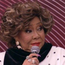 Web celebra macumba de Alcione depois de prisão domiciliar de Bolsonaro - TV Globo