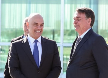 Alexandre de Moraes (esq.) e Jair Bolsonaro sorriem em encontro em agosto de 2019
     -  (crédito:  Marcos Correa/PR)