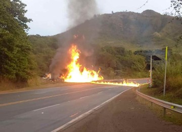 Caminhão-tanque carregado de combustível tombou e pegou fogo na BR-040 na manhã desta segunda-feira (5/8) -  (crédito: Reprodução/Redes sociais)