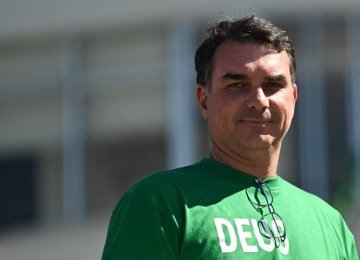 Senador Flávio Bolsonaro (PL-RJ) durante ato bolsonarista na praia de Copacabana, no Rio de Janeiro  -  (crédito: Mauro Pimentel/AFP)