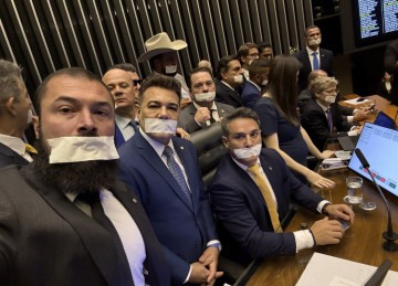 Protesto de parlamentares ocorre após Moraes decretar a prisão domiciliar do ex-presidente Jair Bolsonaro (PL) -  (crédito: Reprodução/Redes Sociais)