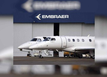 Aviões fabricadas pela Embraer, taxiadas em frente a hangar da indústria brasileira de aeronaves -  (crédito: Agência Brasil)