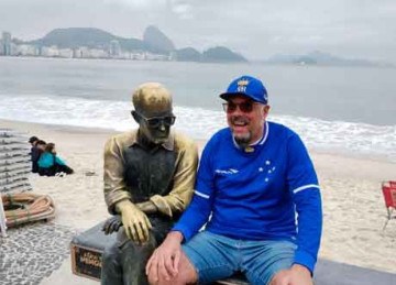 Márcio Chaves, o Nandão, ao lado da estátua de Carlos Drummond de Andrade, em Copacabana, no Rio de Janeiro -  (crédito: Arquivo pessoal/Gustavo Nolasco)