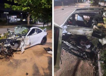 No acidente, a frente do carro ficou inteiramente destruída após bater contra um poste em alta velocidade -  (crédito: Redes sociais/Reprodução)