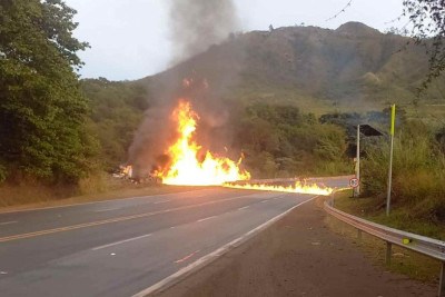 Caminhão-tanque carregado de combustível tombou e pegou fogo na BR-040 na manhã desta segunda-feira (5/8) -  (crédito: Reprodução/Redes sociais)