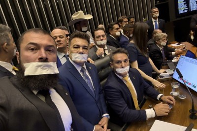 Protesto de parlamentares ocorre após Moraes decretar a prisão domiciliar do ex-presidente Jair Bolsonaro (PL) -  (crédito: Reprodução/Redes Sociais)