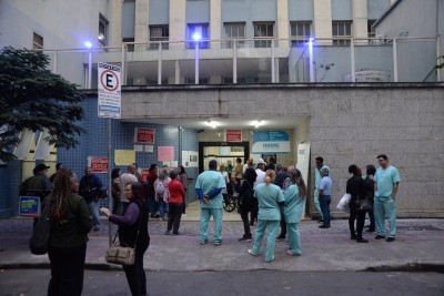 Trabalhadores cobraram mais rapidez judicial sobre a decisão do futuro do Hospital Maria Amelia Lins  -  (crédito: Túlio Santos/EM/D.A.Press)