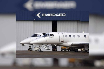 Aviões fabricadas pela Embraer, taxiadas em frente a hangar da indústria brasileira de aeronaves -  (crédito: Agência Brasil)