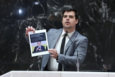 O deputado estadual Bruno Engler saiu em defesa do ex-presidente Jair Bolsonaro, que teve a prisão domiciliar decretada na segunda-feira -  (crédito: Daniel Protzner/ALMG)