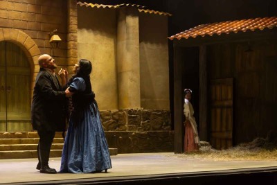 Santuzza (Eiko Senda) implora pelo amor de Turiddu (Matheus Pompeu), que é violento com ela e tenta reconquistar Lola (Sylvia Klein) -  (crédito: Guto Muniz/Divulgação)