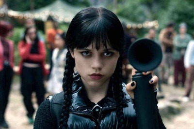 Jenna Ortega acumula o papel principal e a função de produtora da nova temporada, gravada na Irlanda, em set próprio -  (crédito: Netflix/divulgação)