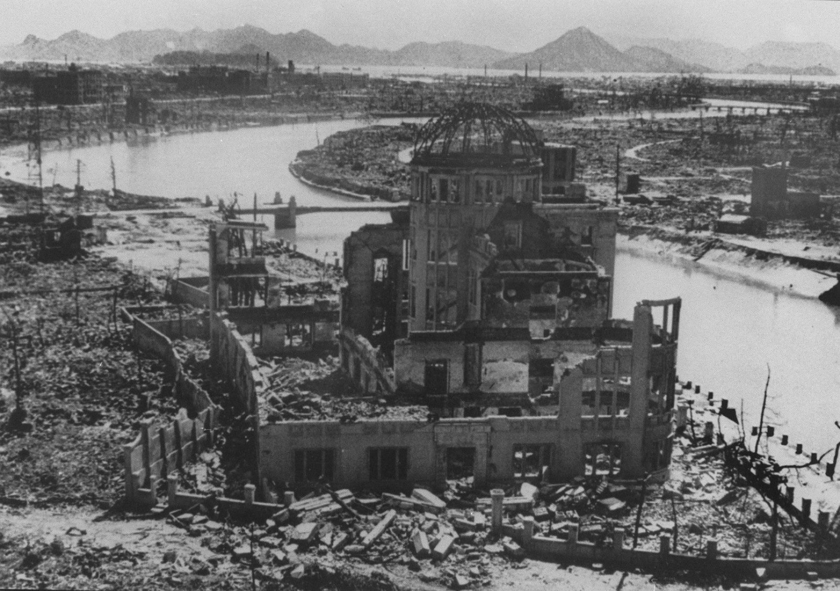 Cúpula Genbaku, , um dos poucos edifícios que ficaram parcialmente de pé. Foi mantidO em ruínas, como um lembrete do que aconteceu.Ao redor, ergueu-se o Parque Memorial da Paz, onde todos os anos são deixadas flores EM TRIBUTO AOS QUE PERDERAM A VIDA