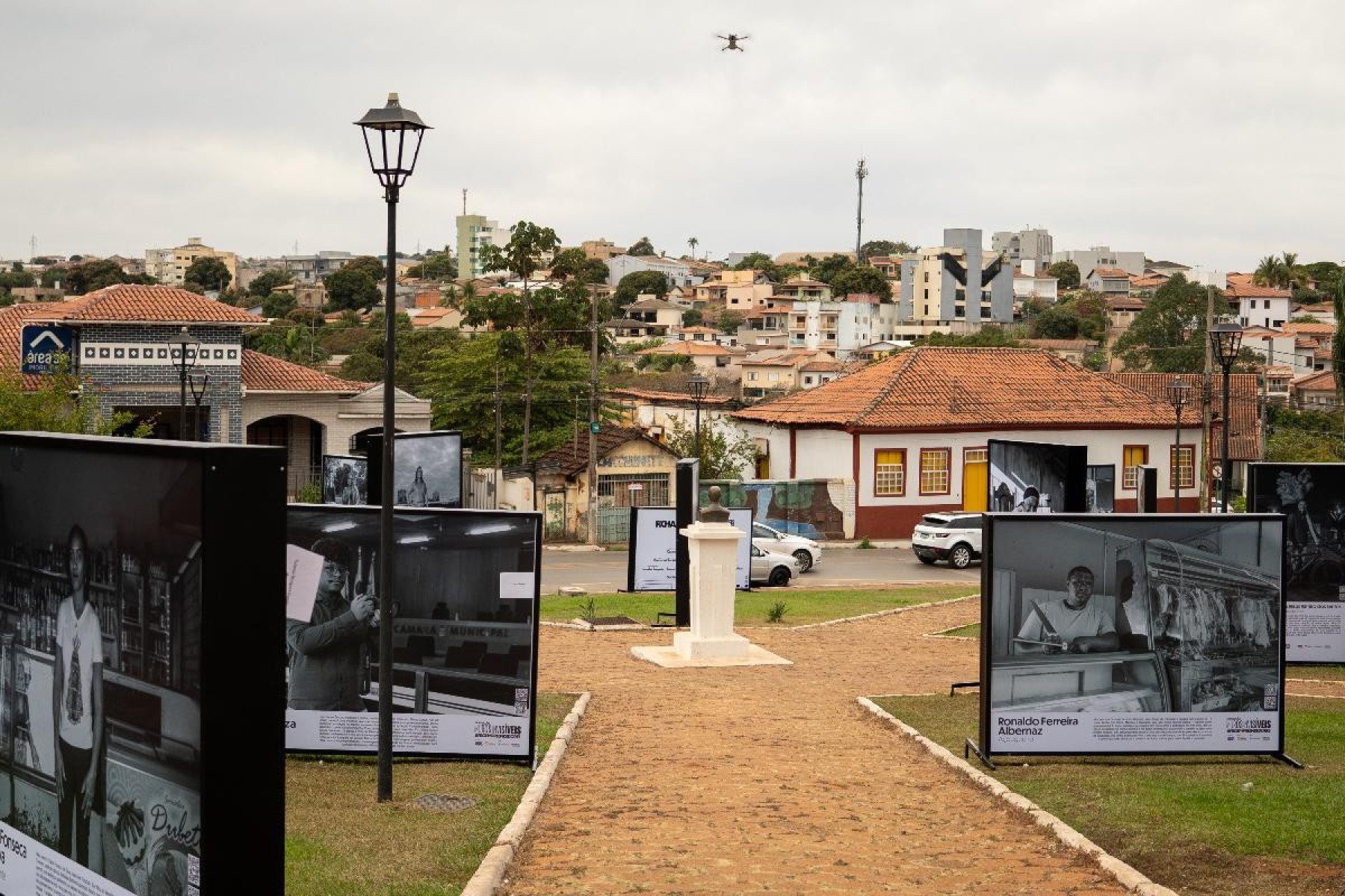 Exposição Muros Invisíveis, em Paracatu