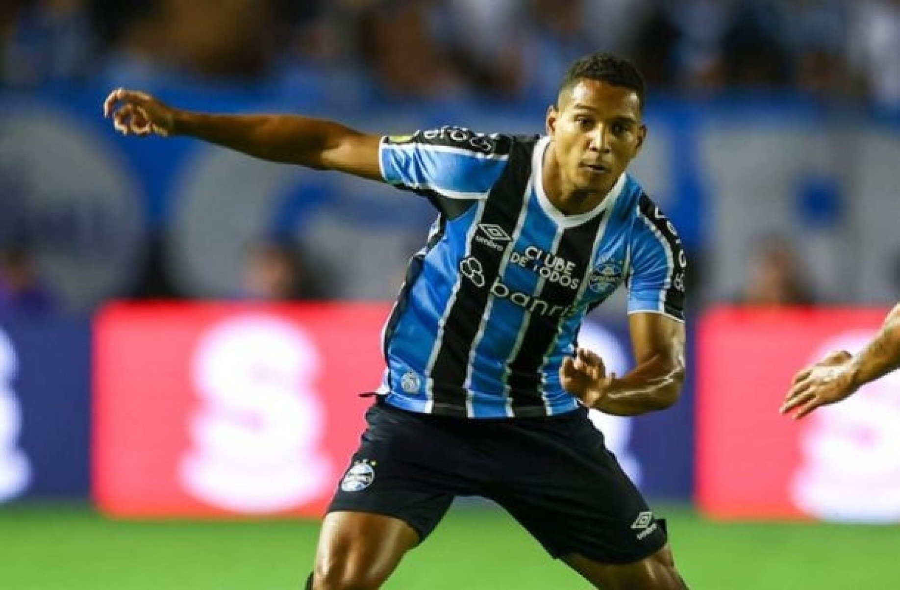 Grêmio divulga que João Lucas será novamente baixa por lesão muscular